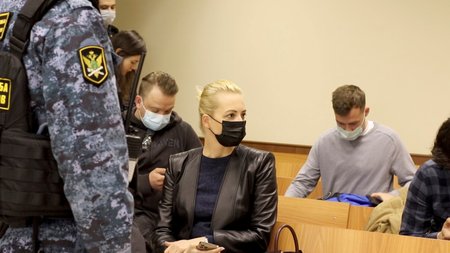 Soud s ruským opozičníkem Alexejem Navalným. Vprostřed sedí jeho manželka Julie Navalná (29. 4. 2021)