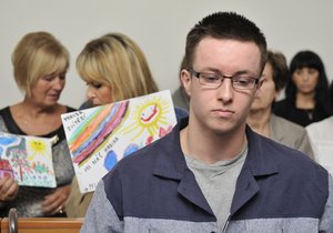 Nejvyšší soud (NS) v Brně zrušil 20. května třiadvacetiletému Lukáši Nečesanému trest 13 let vězení za pokus o vraždu, jehož se podle spisu dopustil před třemi roky v Hořicích v Podkrkonoší útokem na kadeřnici.