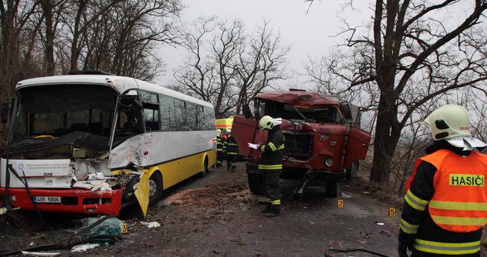 Únor 2011 - Takhle to na místě nehody vypadalo. Náklaďák se po smyku otočil do protisměru. Přitom narazil do autobusu plného lidí