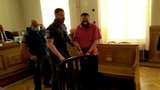 Propuštěný trestanec bez koruny kradl z hladu v nouzovém stavu: Za dva salámy a dvě vína dva roky basy 