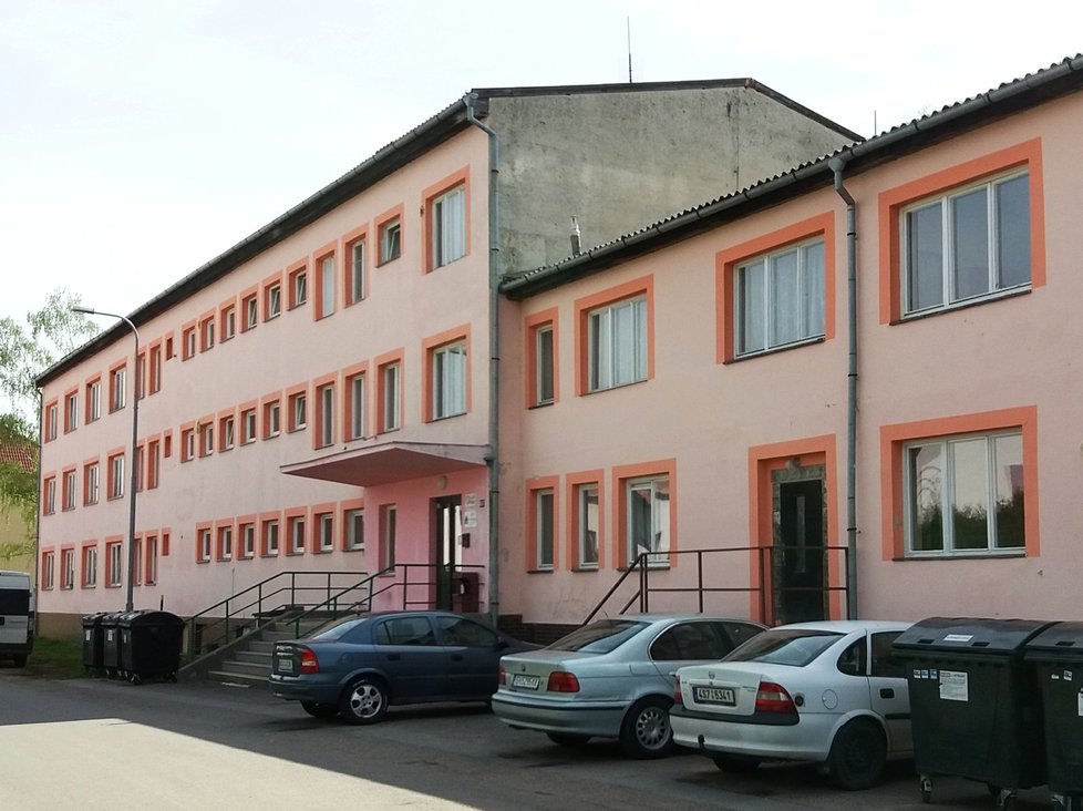 Dnes je v budově bývalého soukromého pečovatelského domu ve Zbůchu na Plzeňsku ubytovna pro cizince.
