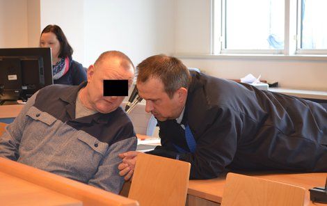 Obžalovaný Jaroslav K. se u soudu radí se svým obhájcem. 