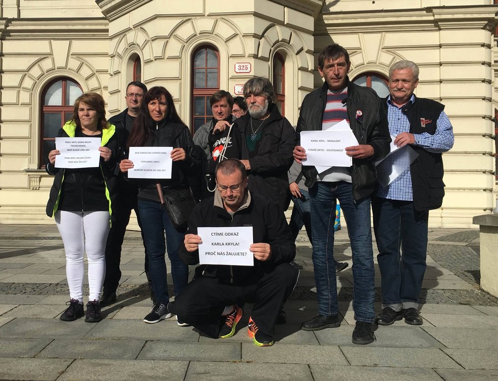 K soudu kvůli užití jména Karla Kryla přišli spolek Lidé Lidem podpořit jeho sympatizanti.