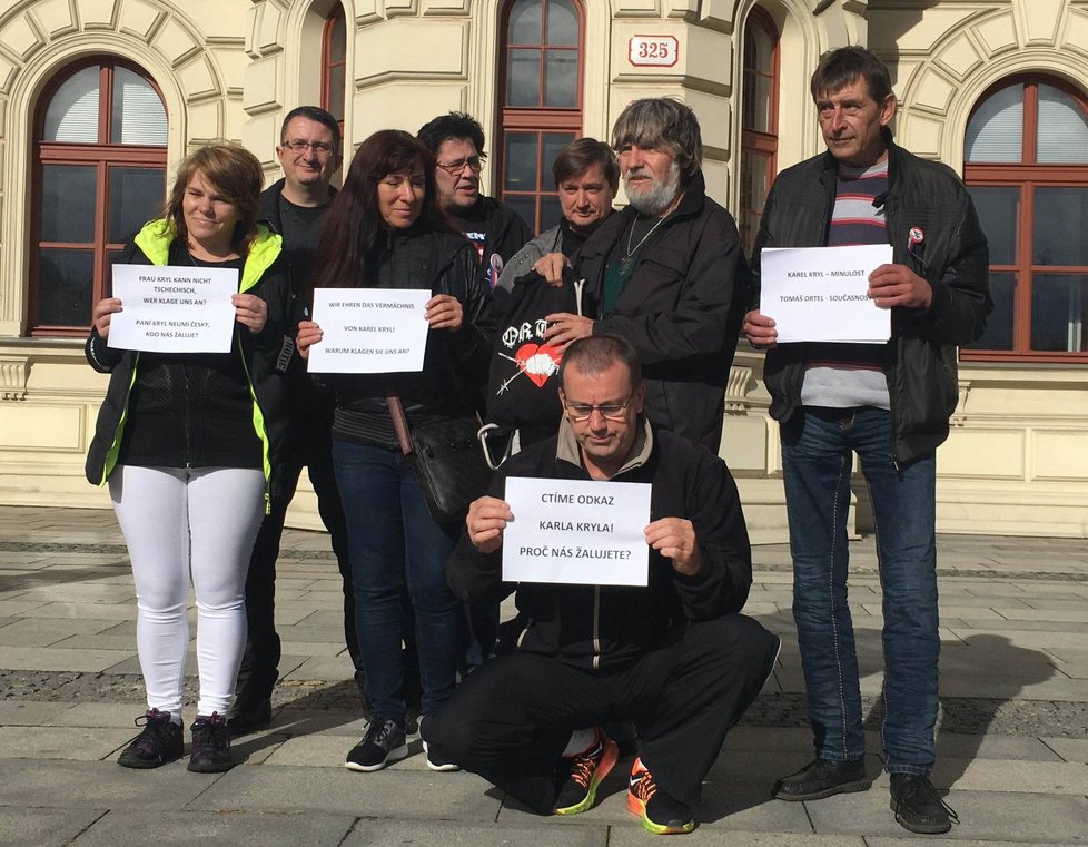 K soudu kvůli užití jména Karla Kryla přišli spolek Lidé Lidem podpořit jeho sympatizanti.