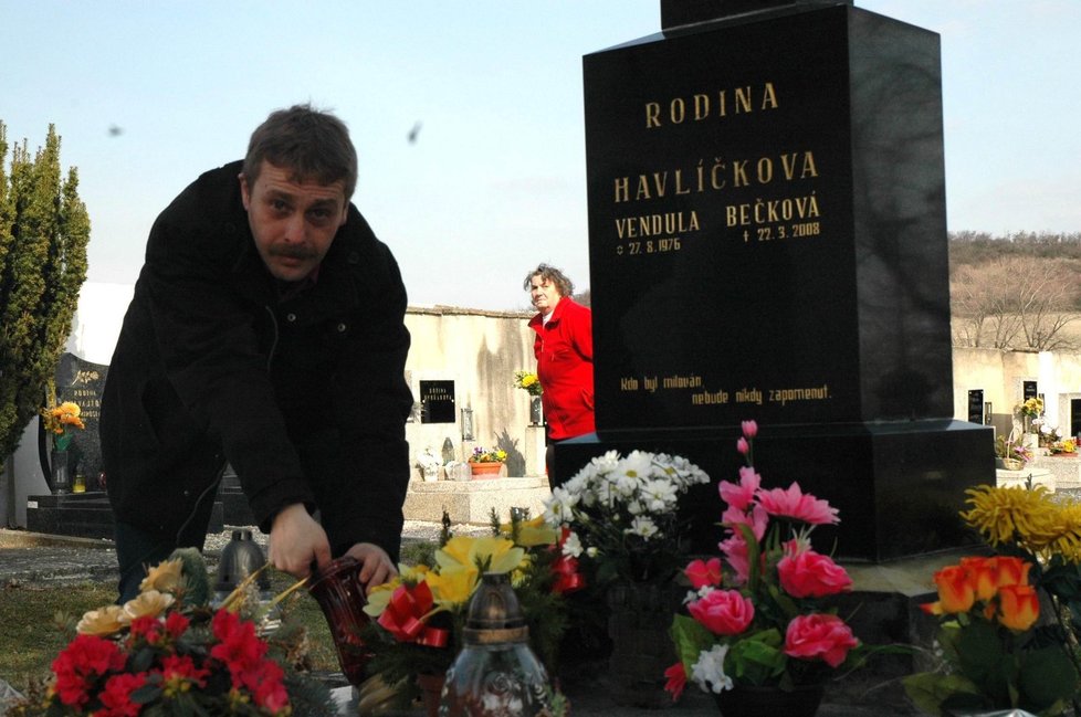 Roman Bečka u hrobu své manželky