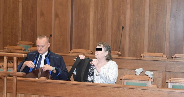 Anna H. dle žaloby nechala zemřít spolubydlící hlady a žízní. Marii našli v posteli plné výkalů a vší.
