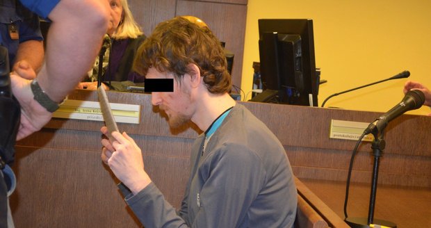 Přepadl krejčovou, aby si mohl koupit počítač: Za pokus o vraždu dostal 15 let!