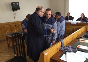 Kosovský Albánec Ibrahim Hagidauti (v popředí vpravo) organizoval pašování heroinu z Kosova do Norska. Po svědectví bývalého kurýra mu soud v Brně udělil souhrnný trest 15 let vězení.