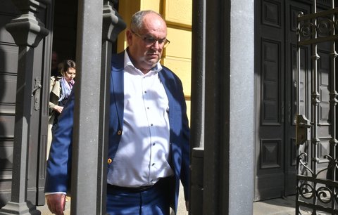 Miroslav Pelta při odchodu z budovy soudu