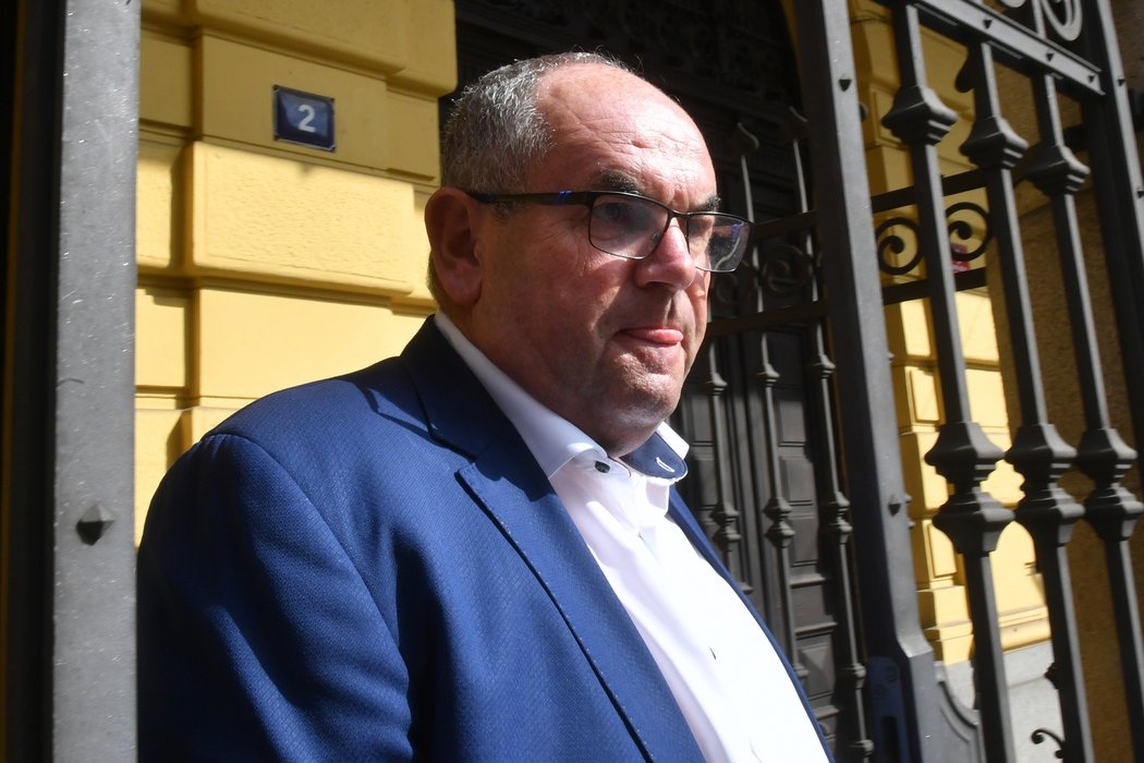 Miroslav Pelta při odchodu z budovy soudu