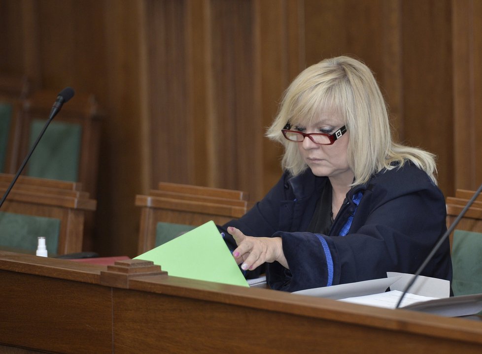 Obhájkyně Jana Rejžková u soudu během hlavního líčení