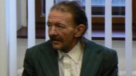 Dva roky ve vězení stráví zedník Miroslav Košák (52).Vyhrožoval totiž, že smrtelně jedovatým sarinem otráví vodu v Plzni, když nedostane pět milionů korun.