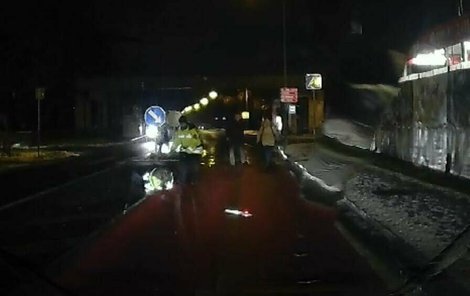 Srazil policistku, když přes přechod převáděla lidi. Srazil policistku, když přes přechod převáděla lidi.