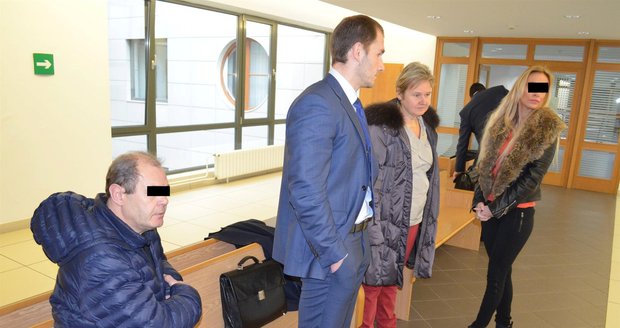 Dušan Ž. (první zleva) a jeho dcera (první zprava) jsou obžalovaní z podvodu na stařence Erně (91). Měli ji připravit o dům. Uprostřed jsou jejich právníci.
