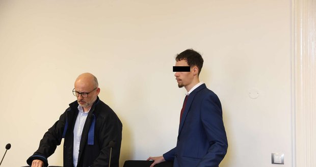 Obžalovaný Filip V. (23) u soudu, kde čelí obvinění z pokusu o vraždu a obecného ohrožení. Vinu odmítá.