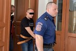 Polák Jakub R. se zpovídá u Krajského soudu v Plzni z pokusu vraždy.