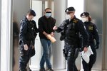 Ondřej P., který byl v minulosti odsouzený za vraždu své příbuzné, musel v úterý znovu k pražskému soudu. Nevybíravým způsobem totiž napadl policistu.