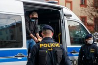 VIDEO: Usvědčený vrah vrazil pražskému policistovi pěstí! „Tohle je tvůj poslední den u policie,“ křičel