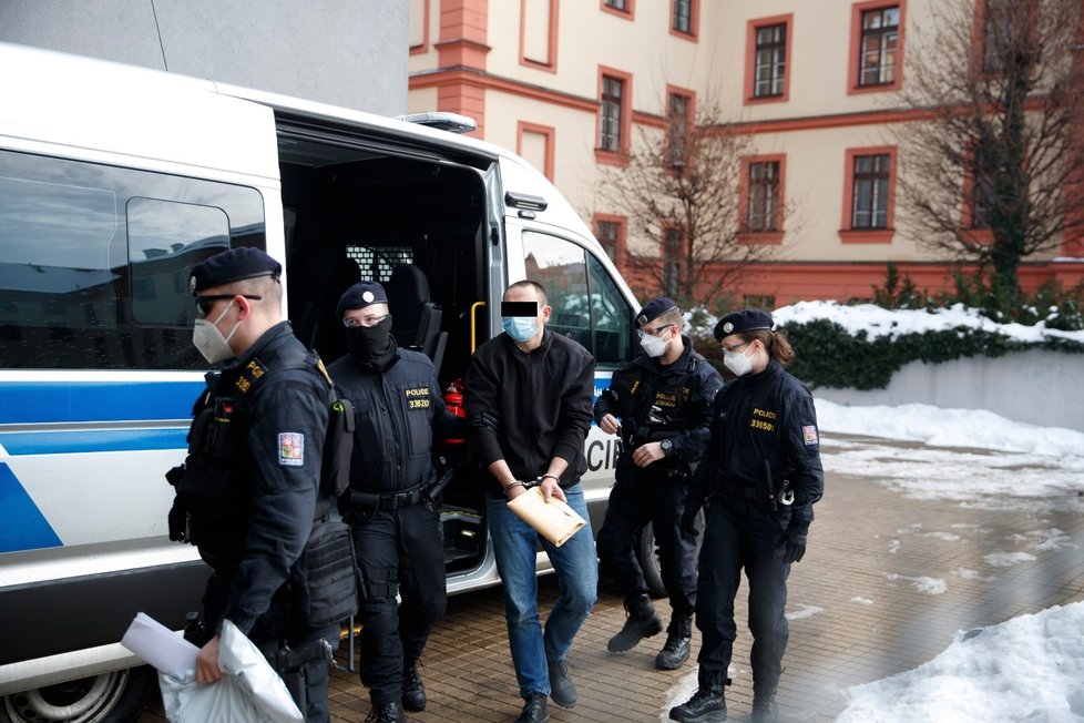 Ondřej P., který byl v minulosti odsouzený za vraždu své příbuzné, musel v úterý znovu k pražskému soudu. Nevybíravým způsobem totiž napadl policistu.