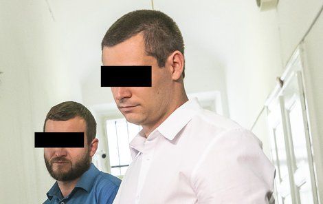 Lukáš K. (35, uprostřed) a Petr M. (31, vpravo) u soudu.
