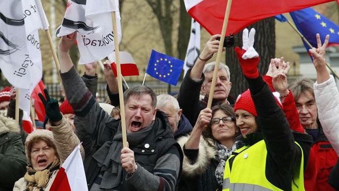 Protestující oslavují verdikt ústavního soudu ve Varšavě Protestující oslavují verdikt ústavního soudu ve Varšavě