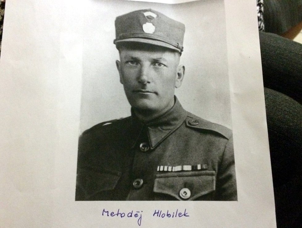 Metoděj Hlobílek (1895–1975) na rodinné fotografii, kterou k Okresnímu soudu v Hodoníně přinesla jeho dcera Eliška Kolečkářová.