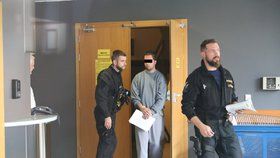 Muž (24) obviněný z vraždy seniora v Olbrachtově ulici odchází z jednací síně.