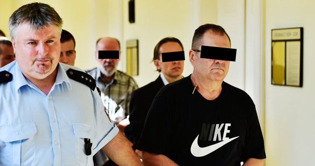 Tři obvinění z přípravy nájemné vraždy: V popředí stojí Orban, za ním podnikatel Sáček a vzadu zprostředkovatel Mišík.
