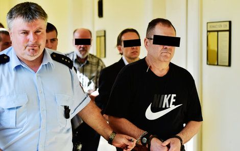 Tři obvinění z přípravy nájemné vraždy: V popředí stojí Orban za ním podnikatel Sáček a vzadu zprostředkovatel Mišík