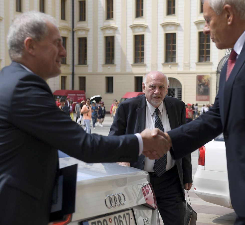 Předsedové ústavního a nejvyšších soudů dorazili na schůzku s prezidentem Milošem Zemanem (26. 6. 2018).