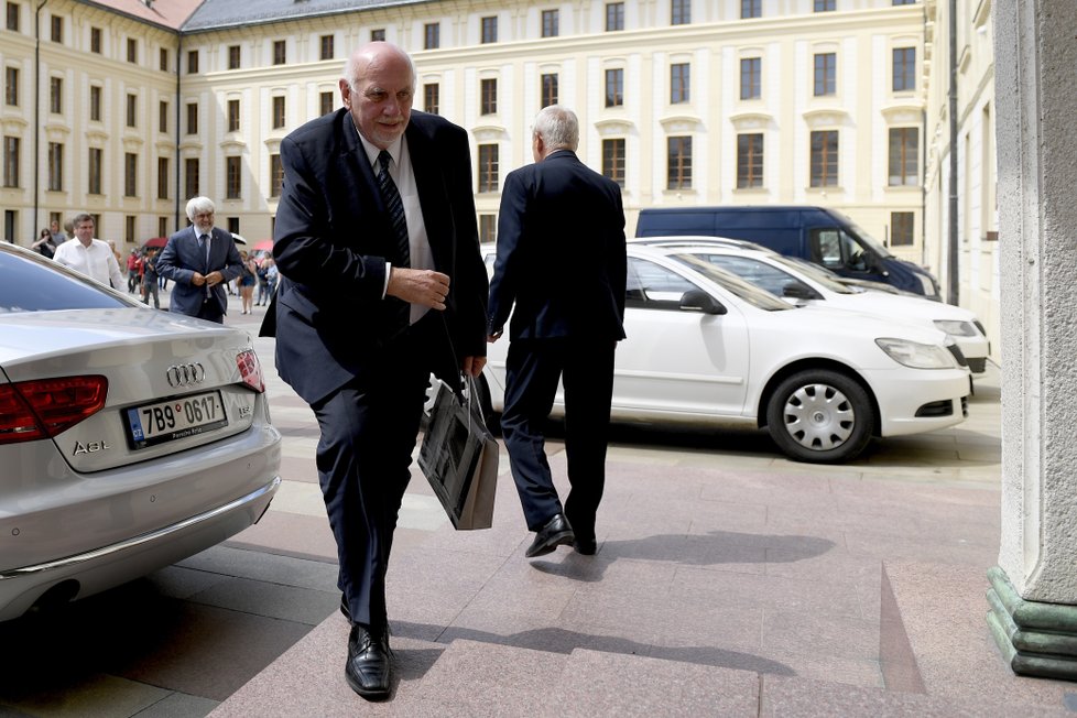 Předsedové ústavního a nejvyšších soudů dorazili na schůzku s prezidentem Milošem Zemanem (26. 6. 2018).