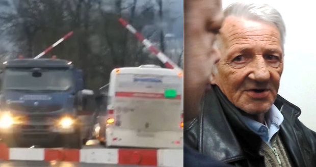 Soud osvobodil řidiče, který uvízl s autobusem na přejezdu.