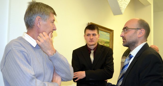 Jaroslav Schindler (uprostřed) čeká na verdikt Nejvyššího soudu. Vlevo je jeho otec, vpravo obhájce.