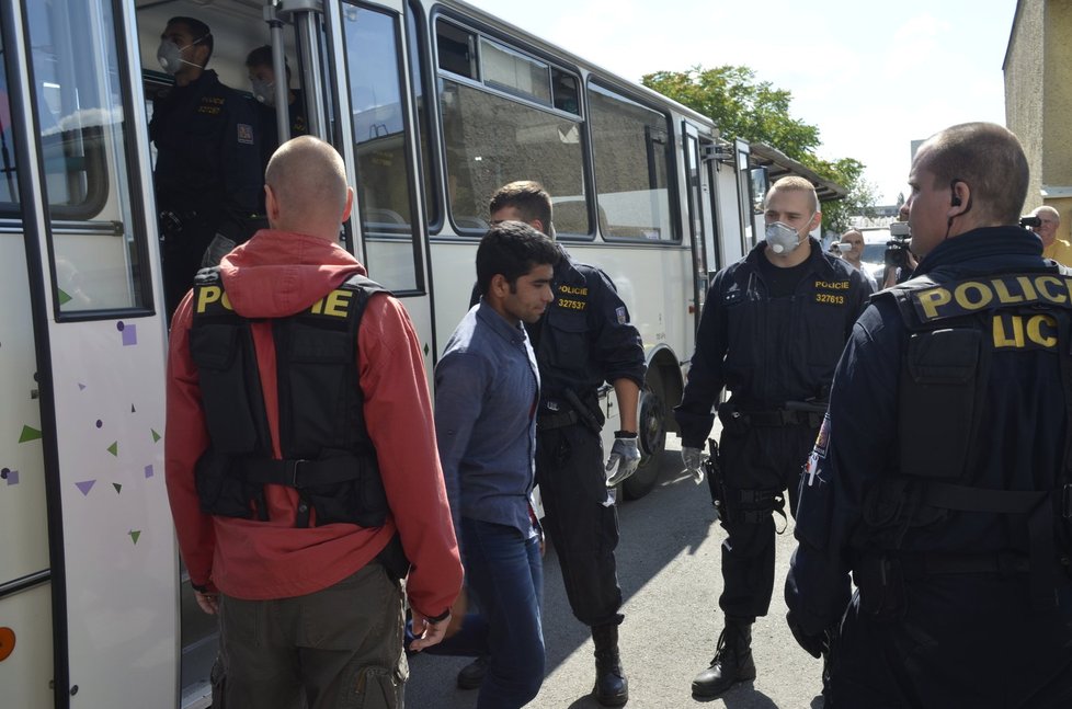 Policie eskortovala běžence, které převaděči převáželi.