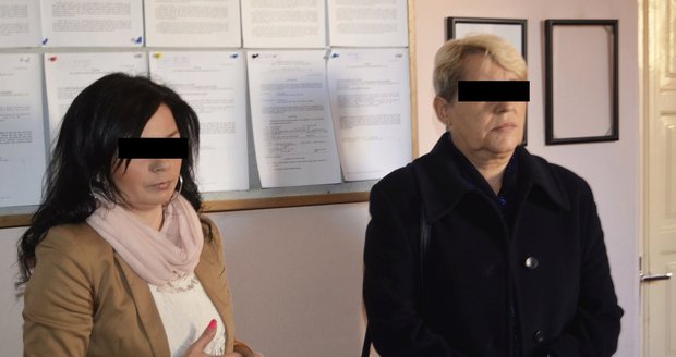 Zdravotní sestra Pavlína Z. (vlevo) nabrala krev pacientovi a staniční sestra Věra K. pak tuto krev podstrčila policistům na ambulanci jako krev primáře.