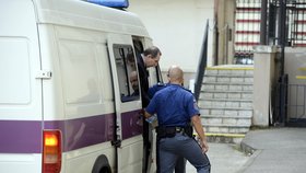 Soud s Rathem a jeho kumpány pokračuje: Petr Kott vystupuje z vězeňské dodávky