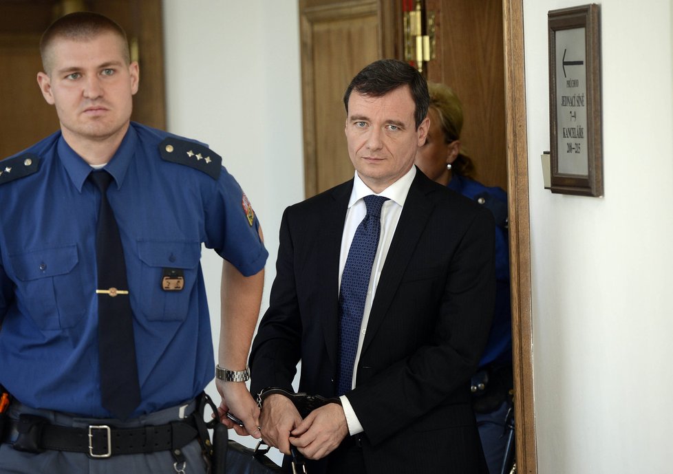 David Rath přichází v poutech k soudu (5. 9. 2013). Obžaloba viní bývalého středočeského hejtmana z rozsáhlé korupce.