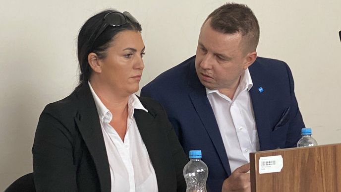 Soud navrhl smír, že by se Etzler omluvil za ruskou svoloč a Jirásková by netrvala na omluvě za kolaborantku
