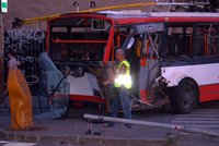 Trolejbus v Českých Budějovicích narazil do sloupu: Osm zraněných, těžce zraněnou řidičku vyprošťovali hasiči