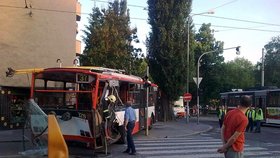Trolejbus se po nárazu tramvaje několikrát otočil kolem své osy.