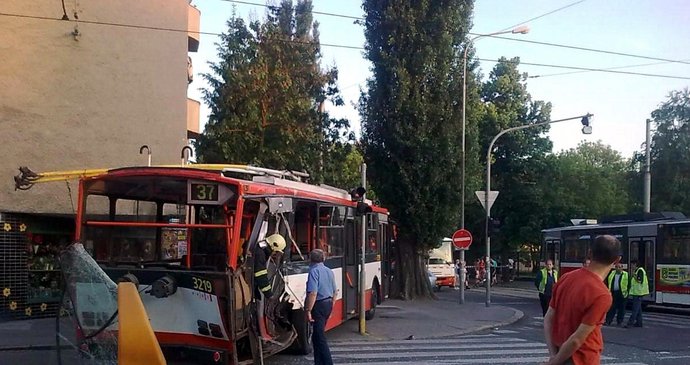 Trolejbus se po nárazu tramvaje několikrát otočil kolem své osy.