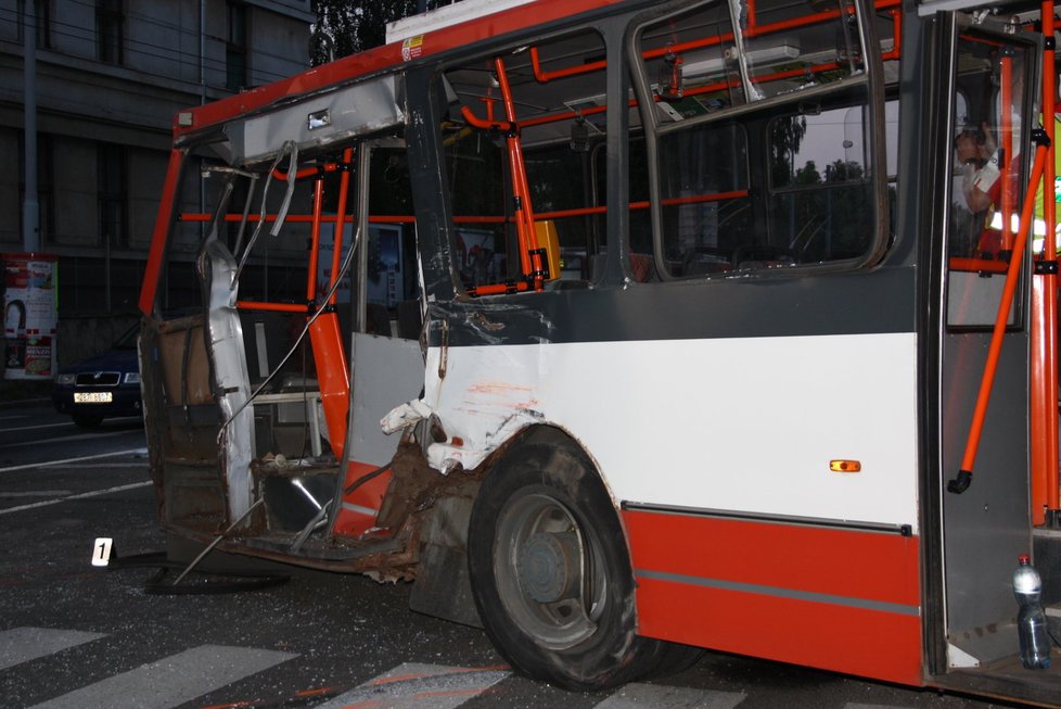 Tramvaj při tragické nehodě napálila do zadní části trolejbusu