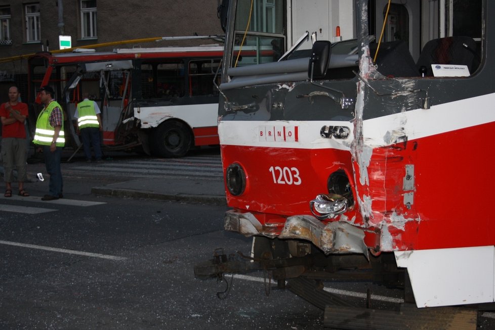 Tramvaj po nárazu do trolejbusu vykolejila.