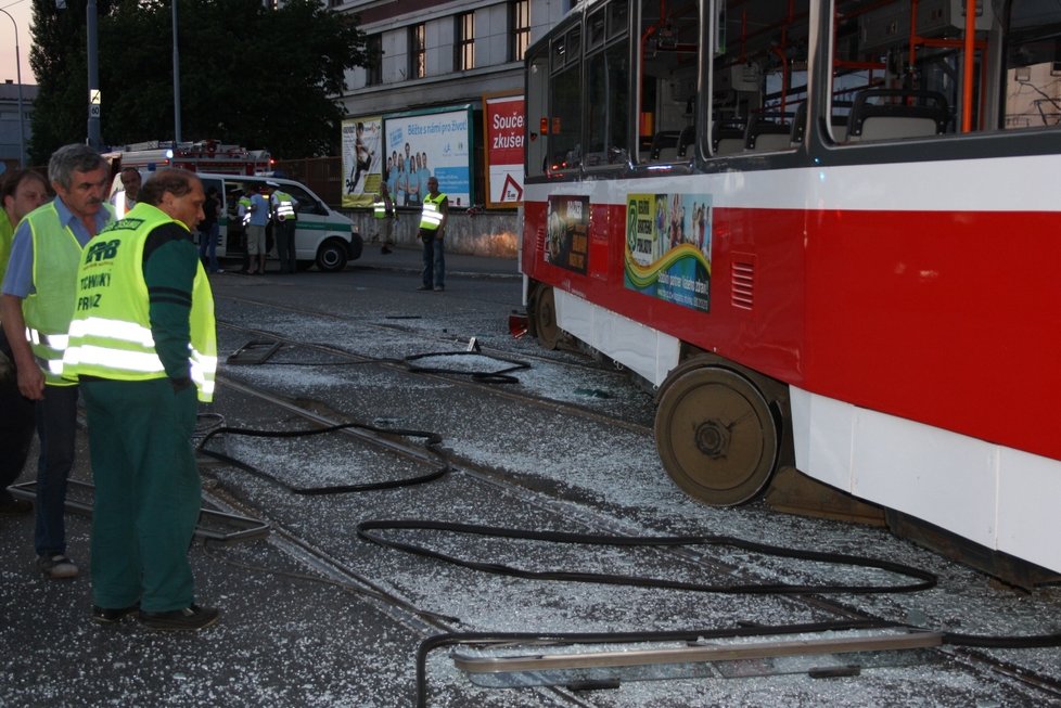 Tramvaj po nárazu do trolejbusu vykolejila.