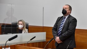 Právník chtěl po soudcích, aby si sundali roušky. Obvinil je z předpojatosti (ilustrační snímek)