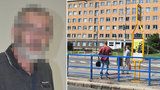Otočil se a dostal pěstí! Seniora (67) zbil bezdůvodně šílený agresor v tramvaji