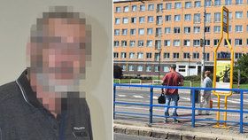 Muže (67) zbil v tramvaji a pak i na zastávce v Ostravě útočník Michal B. (22). K soudu nedorazil.