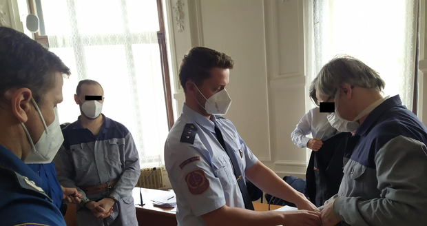 Miroslav M. (44) a František M. (47, vlevo) se zodpovídají před brněnským krajským soudem z vraždy mladého kyjovského narkomana.