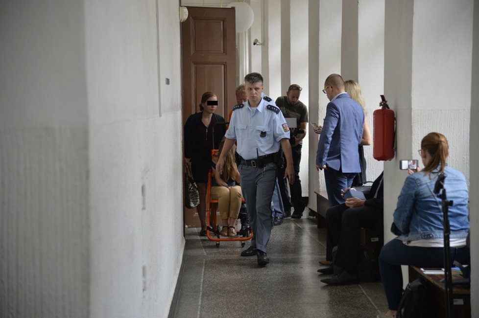 U soudu s policisty v kauze vražedkyně z Anděla zkolabovala svědkyně. Odvezli ji záchranáři.