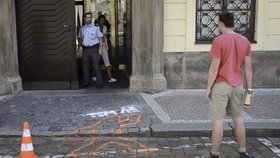 Aktivisté namalovali před sněmovnu obrys lidského těla.
